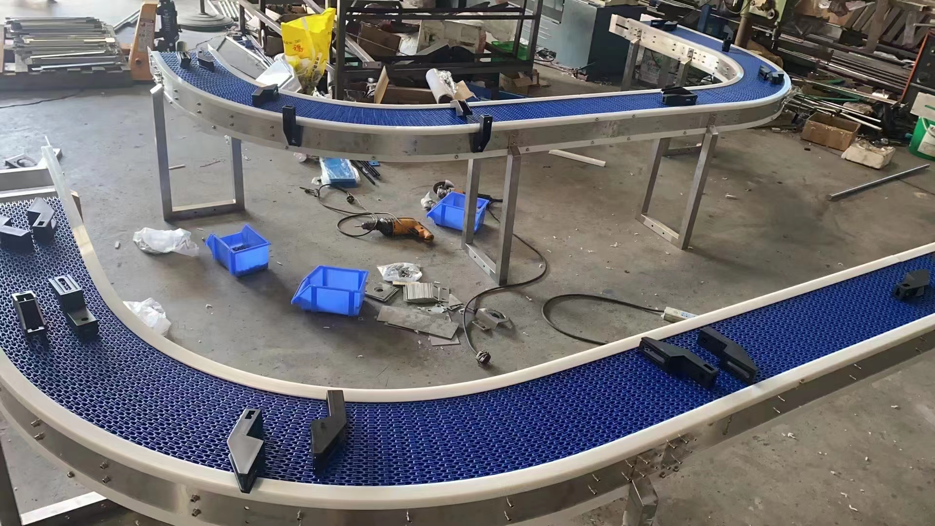 塑料網(wǎng)帶輸送機(jī)齒輪的選型和布置